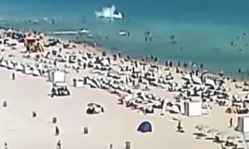 ΗΠΑ: Η στιγμή που ελικόπτερο πέφτει στη θάλασσα του Μαϊάμι δίπλα σε κολυμβητές